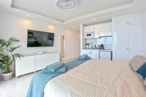 a bedroom with a large bed and a kitchen at Buena Vista Ponderosa 517 in Playa Fañabe