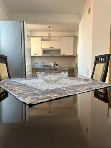 eine Küche mit einem Tisch und einer Schüssel darauf in der Unterkunft Spacious 3-bedroom Condo Next to City Center in Pristina