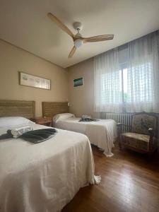 A bed or beds in a room at Casa rural Villa Verde Még 16 kép