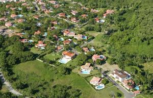 z góry widok na wioskę z domami i drzewami w obiekcie The Crown Villas at Lifestyle Holidays Vacation Resort w mieście Puerto Plata