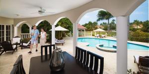 Výhled na bazén z ubytování The Crown Villas at Lifestyle Holidays Vacation Resort nebo okolí