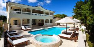 duży dom z basenem przed nim w obiekcie The Crown Villas at Lifestyle Holidays Vacation Resort w mieście Puerto Plata