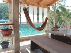 porche con hamaca y piscina en Sea side house for two in a wilderness en Vis