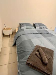 een slaapkamer met een bed met een handdoek erop bij Villa La caroline 2 in Montpellier