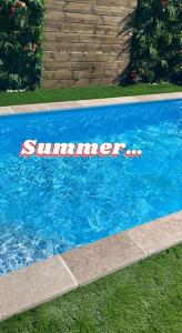 een zwembad met het woord zomer erop geschreven bij Villa La caroline 2 in Montpellier