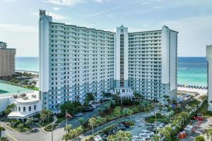 um grande edifício branco com o oceano ao fundo em Pelican Beach Resort 1205 em Destin