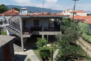 an aerial view of a house with a balcony at Vrea Home in Vrasná
