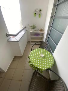 een kleine kamer met een tafel en 2 stoelen bij Sofy Center Apartment (Free Parking) in Novi Sad