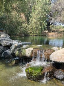 uma cascata no meio de um lago com pedras em Luxury in San Miguel at its best. em San Miguel de Allende