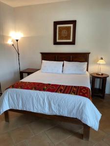 um quarto com uma cama grande e 2 mesas de cabeceira em Luxury in San Miguel at its best. em San Miguel de Allende