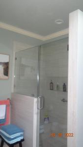 Een badkamer bij Joyful Quarters - Beautiful Spacious 1 Bedroom Apt