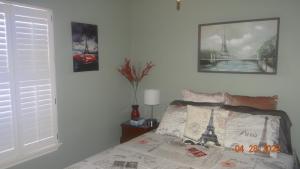 een slaapkamer met een bed en een raam bij Joyful Quarters - Beautiful Spacious 1 Bedroom Apt in Houston
