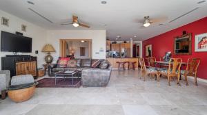 sala de estar con sofá y mesa en One Medano 8B, en Cabo San Lucas