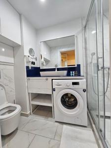 Ένα μπάνιο στο lux apartments orbi city