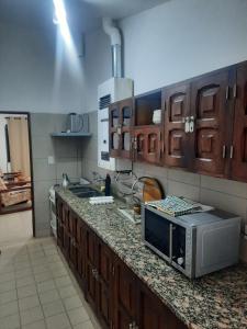 a kitchen with a counter top with a microwave at Casa Cecilia tiene wifi in General Alvarado