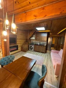 ein Wohnzimmer mit einem Tisch und einem Sofa in der Unterkunft Özen Villa Apart in Uzungöl