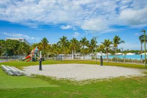 einen Spielplatz am Strand mit Rutsche in der Unterkunft Playa Blanca Town Center B in Playa Blanca