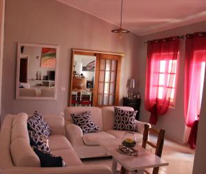 ein Wohnzimmer mit Sofa und Tisch in der Unterkunft Free Zone in Annunziata