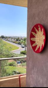 um sinal vermelho e dourado na lateral de um edifício em Appt Premium 3 rooms with big terrace at Prestigia Marrakech em Marrakech