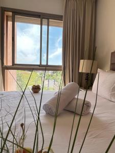 um quarto com uma cama e uma janela grande em Appt Premium 3 rooms with big terrace at Prestigia Marrakech em Marrakech