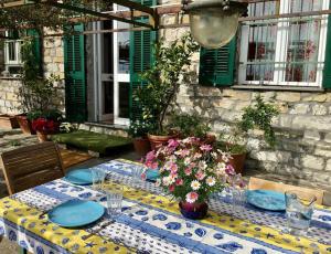 uma mesa com pratos azuis e flores em [Portofino] Appartamento in Villa vista mare em Lavagna