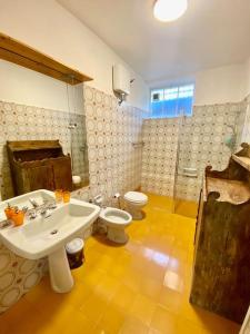 uma casa de banho com um lavatório e um WC em [Portofino] Appartamento in Villa vista mare em Lavagna