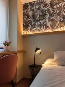 een slaapkamer met een bed en een lamp op een tafel bij Hostal LA POETISA - Auto Check-in in Culleredo