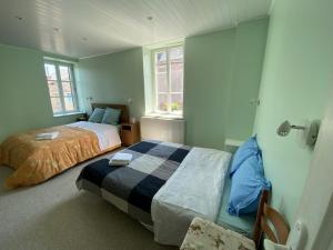1 dormitorio con 2 camas y ventana en Relax au Coeur du Morvan, en Ouroux