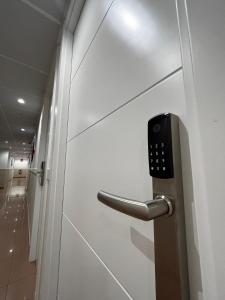 une porte avec télécommande dans un couloir dans l'établissement Hostal LA POETISA - Auto Check-in, à Culleredo
