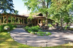 un edificio con mesas y sillas en un parque en Holiday Acres Resort en Rhinelander