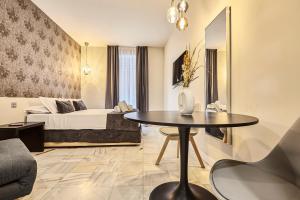 a hotel room with a table and a bed at Hello Alicante Apartamentos in Alicante