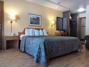 Rhinelander的住宿－Holiday Acres Resort，酒店客房配有一张带白色枕头的大床