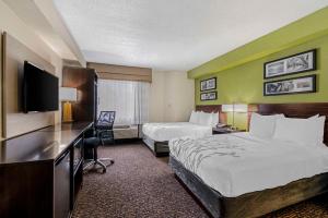 Postel nebo postele na pokoji v ubytování Sleep Inn Naperville - Chicago