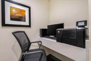 TV a/nebo společenská místnost v ubytování Sleep Inn Naperville - Chicago