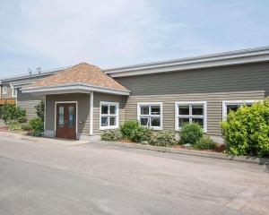 a house on the side of a street at Econo Lodge Inn & Suites in Montmagny