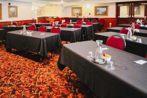 una sala conferenze con tavoli e sedie rosse di Comfort Suites Corvallis a Corvallis