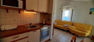 Kuchyňa alebo kuchynka v ubytovaní Apartment Sea View + 37 fotografií