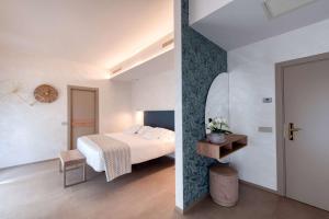 1 dormitorio con 1 cama y 1 mesa en una habitación en Hotel Globus, Sure Hotel Collection by Best Western, en Milano Marittima