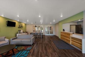 西棕櫚灘的住宿－WoodSpring Suites West Palm Beach，带沙发和电视的客厅