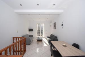 ein Wohnzimmer mit einem Sofa und einem Tisch in der Unterkunft Home Away Junior Suite. in Zakynthos