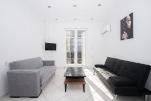 ein Wohnzimmer mit 2 Sofas und einem Couchtisch in der Unterkunft Home Away Junior Suite. in Zakynthos