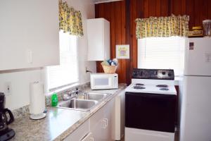 cocina con fregadero, fogones y microondas en Sunshine Cozy Cottage en Clearwater Beach