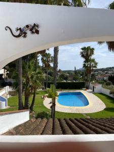 Bazén v ubytování PRECIOSO BUNGALOW EN MORAIRA/ LOVELY BUNGALOW IN MORAIRA nebo v jeho okolí