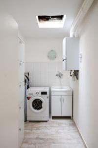 lavadero blanco con lavadora y secadora en 153 Tulips Home, en Favaro Veneto