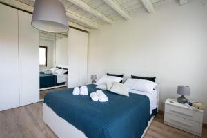 1 dormitorio con 1 cama grande con manta azul en 153 Tulips Home, en Favaro Veneto