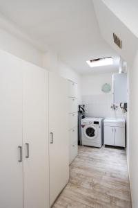 lavadero blanco con lavadora y secadora en 153 Tulips Home, en Favaro Veneto
