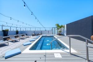 Bazén v ubytování Shade Hotel Manhattan Beach nebo v jeho okolí