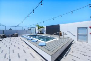 Bazén v ubytování Shade Hotel Manhattan Beach nebo v jeho okolí