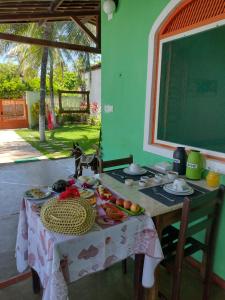 una mesa con un plato de comida. en POUSADA LUATOUR Praia Pontal do Coruripe en Coruripe