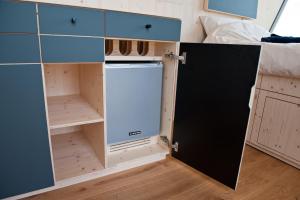 - une cuisine avec lave-linge et sèche-linge dans la chambre dans l'établissement Sleep Space 4 - Green Tiny Spot Cuxhaven Altenbruch, à Cuxhaven